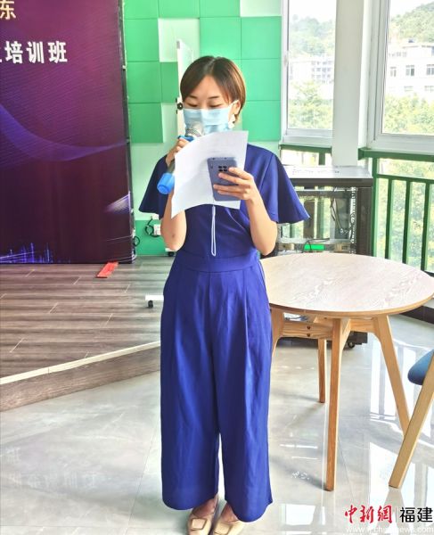图为参训学员代表宣读倡议书。
